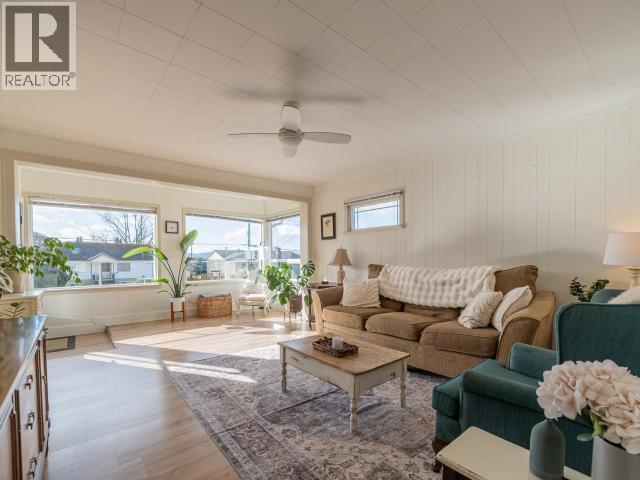 6937 Jasper Street, Powell River, BC - Indoor Photo Showing Living Room