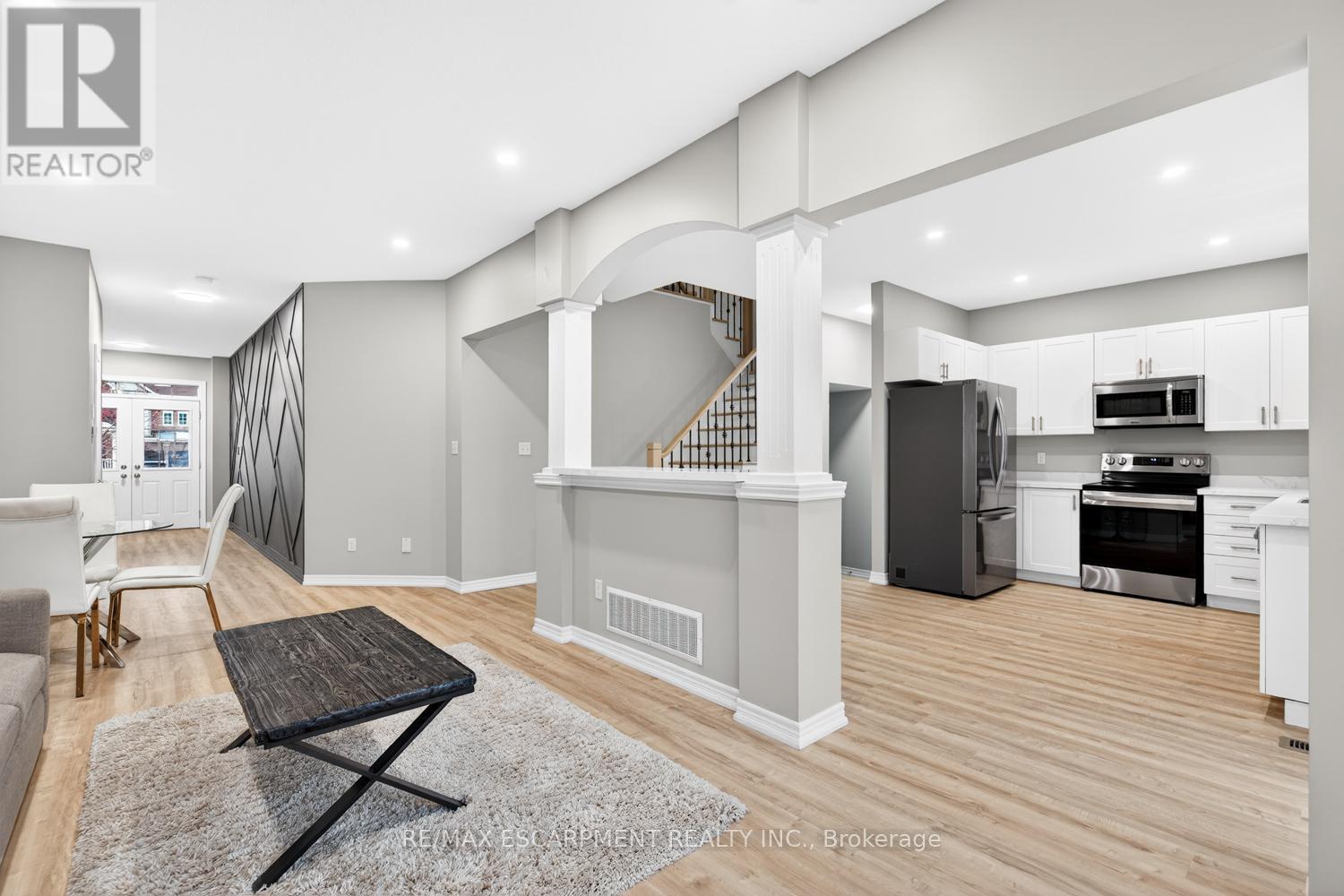 8 Bousfield Court, Hamilton, ON - Indoor Photo Showing Kitchen