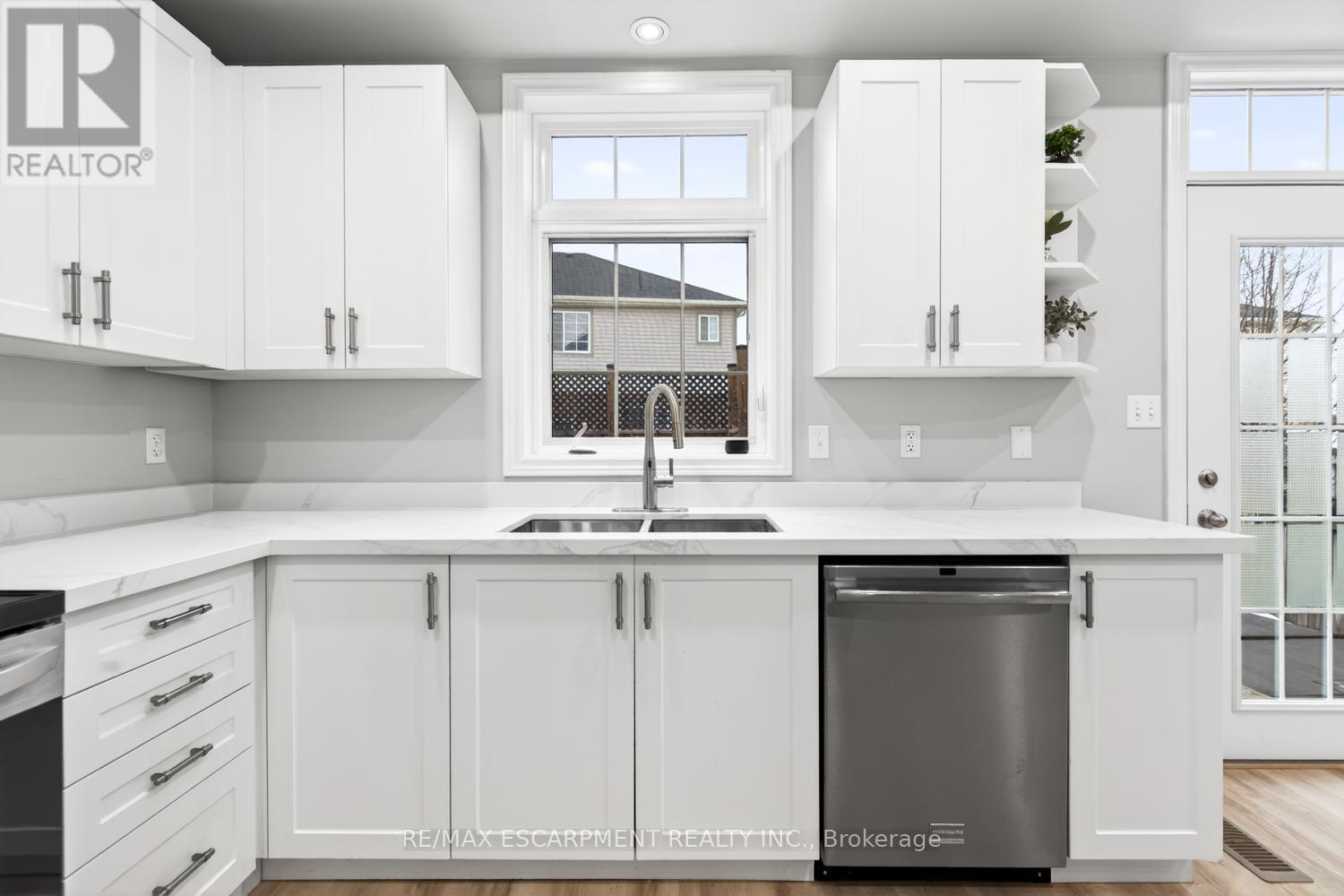 8 Bousfield Court, Hamilton, ON - Indoor Photo Showing Kitchen With Double Sink