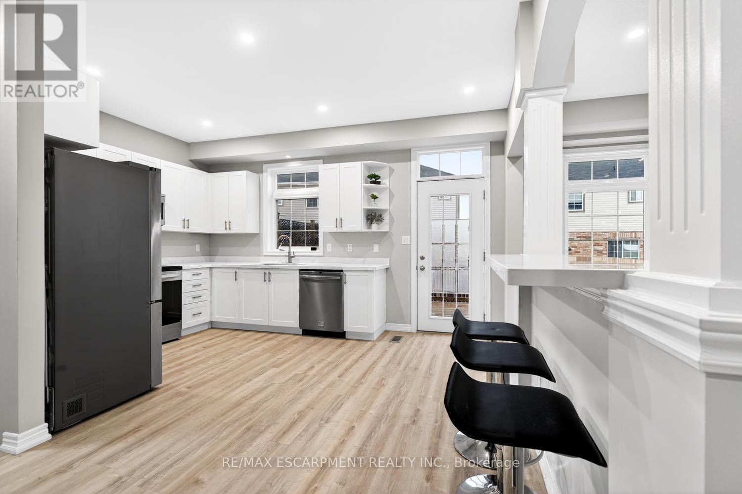 8 Bousfield Court, Hamilton, ON - Indoor Photo Showing Kitchen