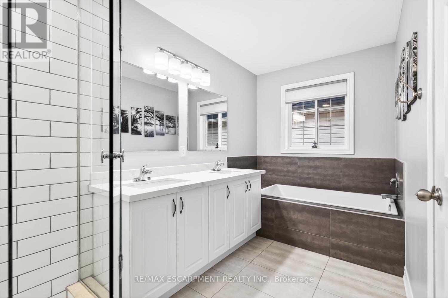 8 Bousfield Court, Hamilton, ON - Indoor Photo Showing Bathroom