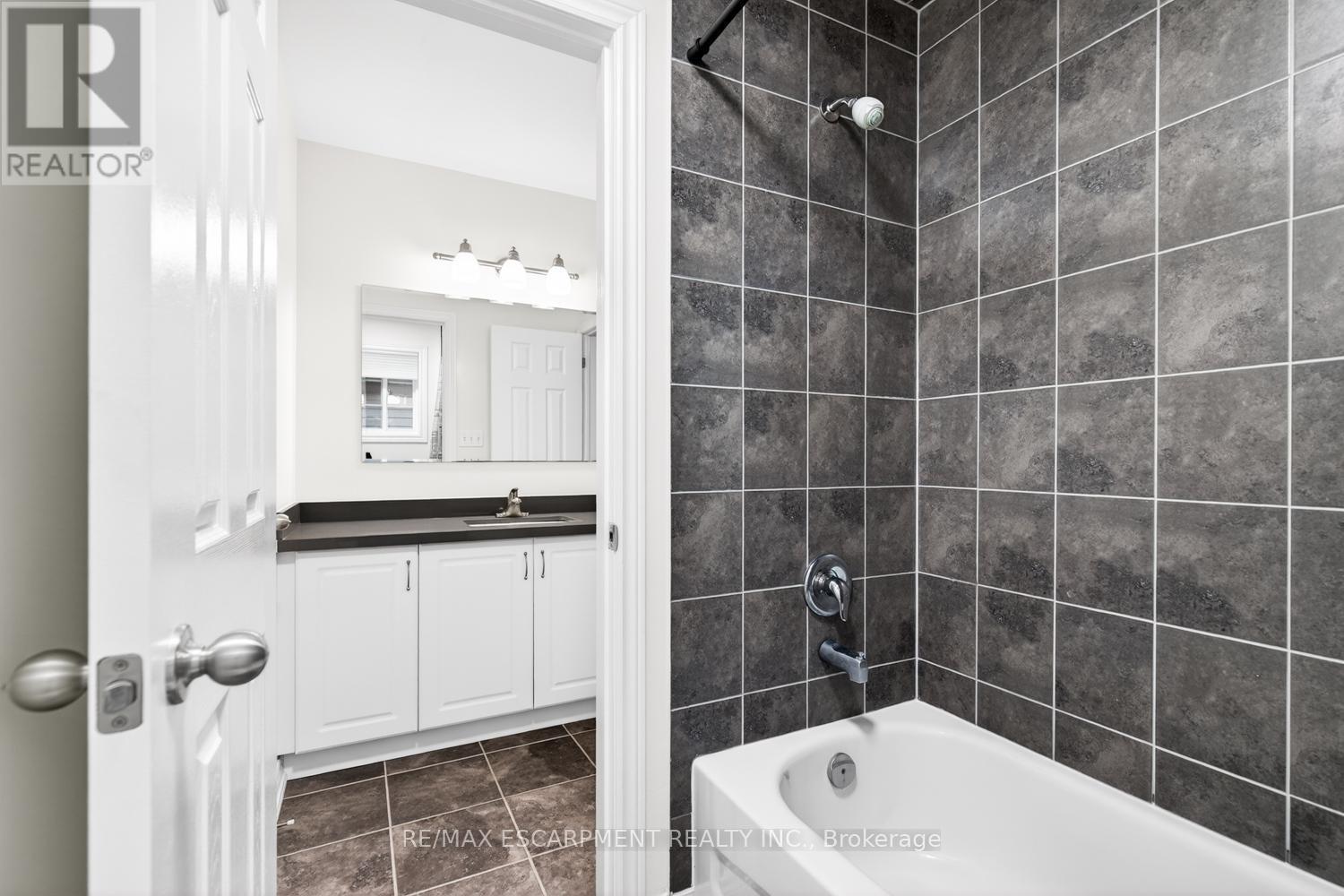 8 Bousfield Court, Hamilton, ON - Indoor Photo Showing Bathroom