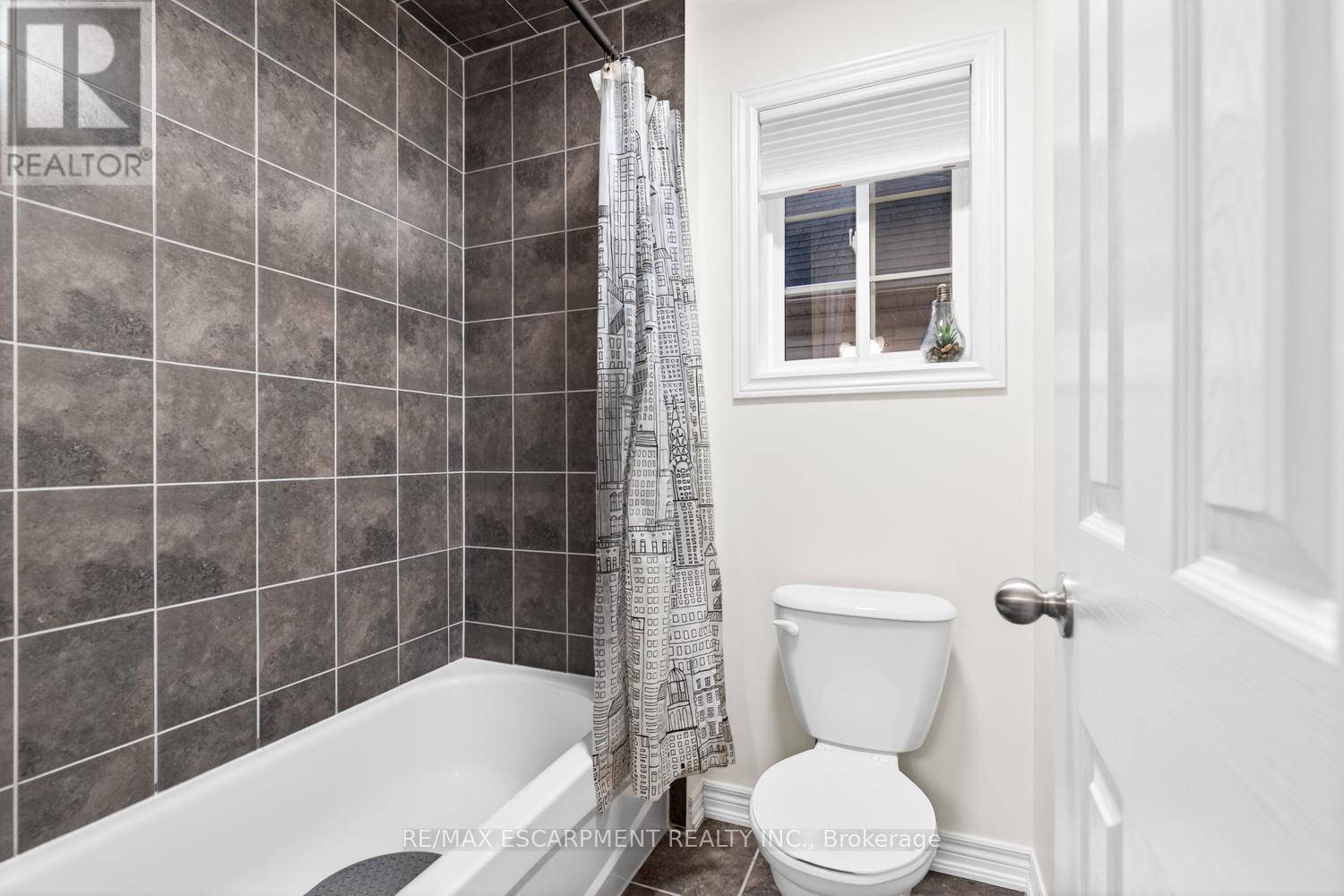 8 Bousfield Court, Hamilton, ON - Indoor Photo Showing Bathroom
