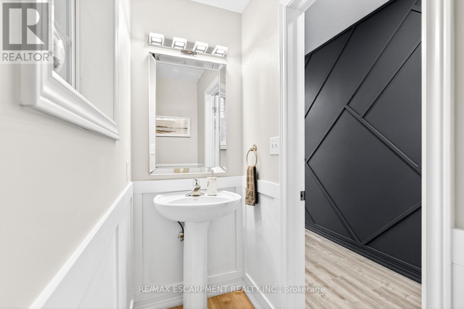 8 Bousfield Court, Hamilton, ON - Indoor Photo Showing Bathroom