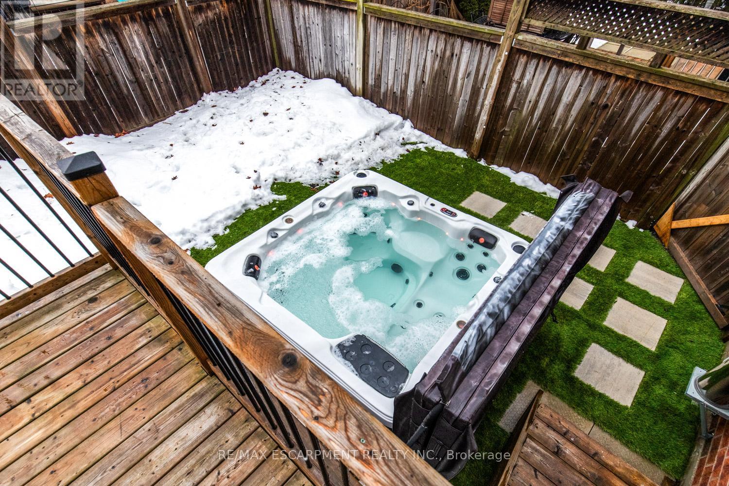 8 Bousfield Court, Hamilton, ON - Outdoor