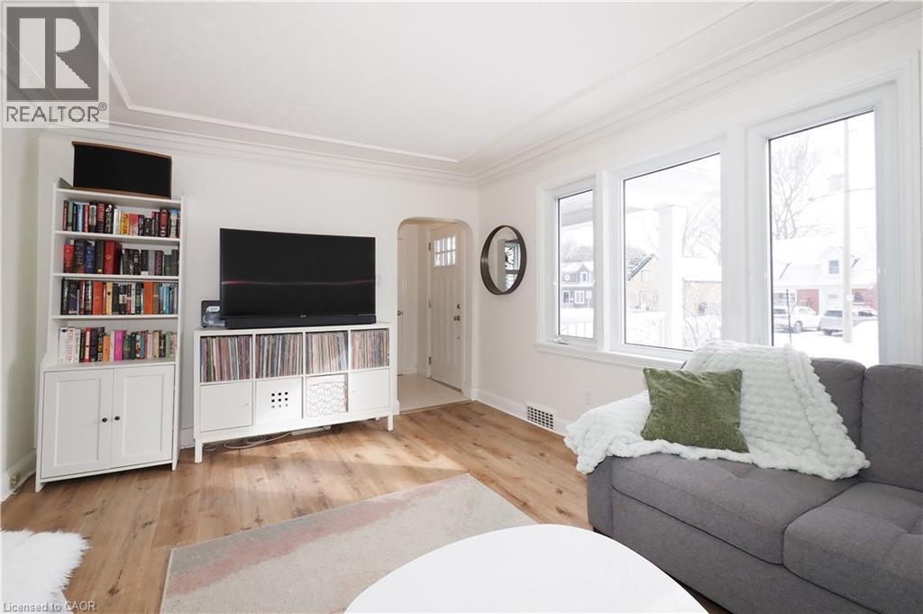 44 Garden Avenue, Kitchener, ON - Indoor Photo Showing Living Room