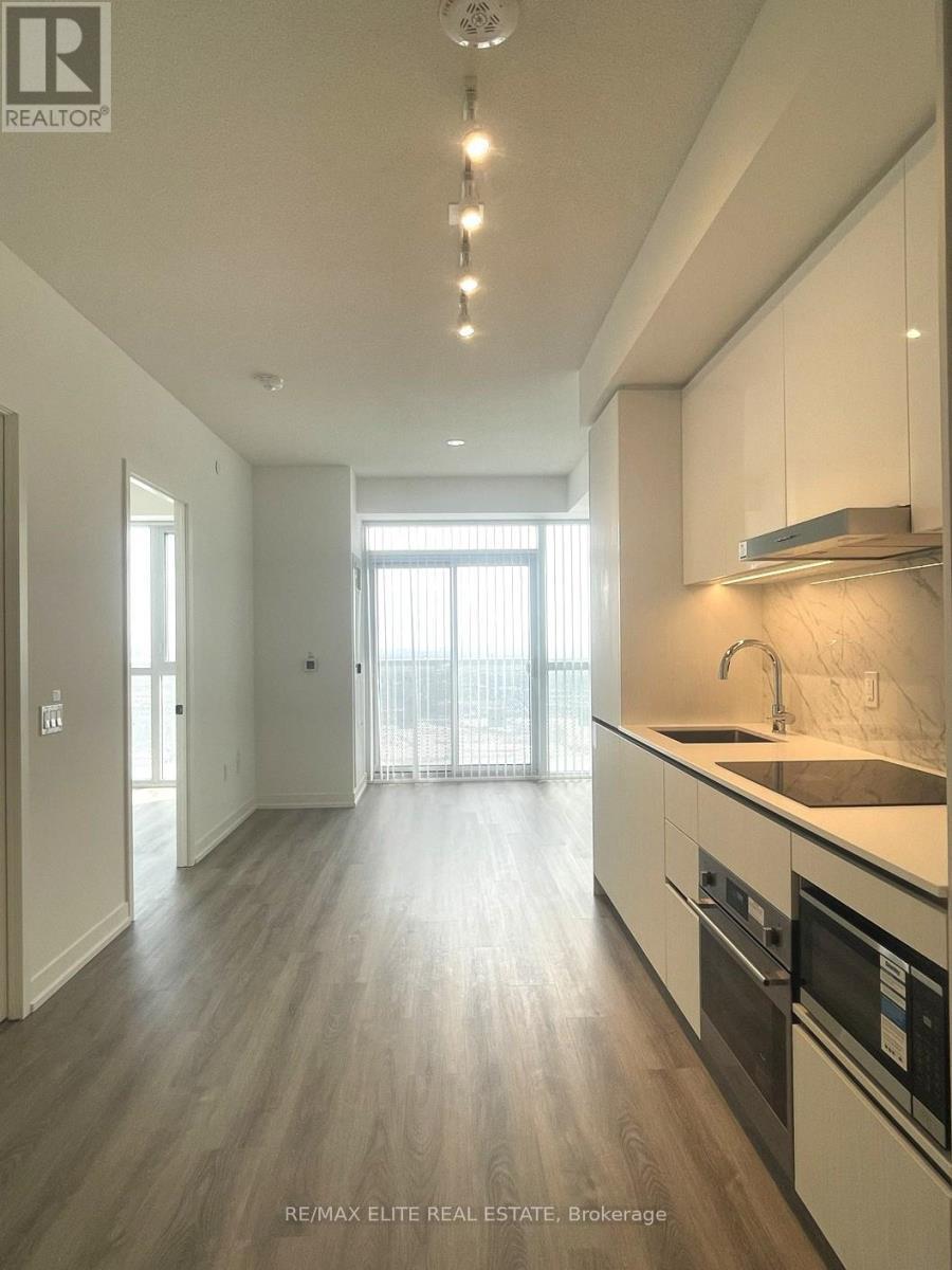 5810 - 8 Interchange Way, Vaughan, ON - Indoor Photo Showing Kitchen
