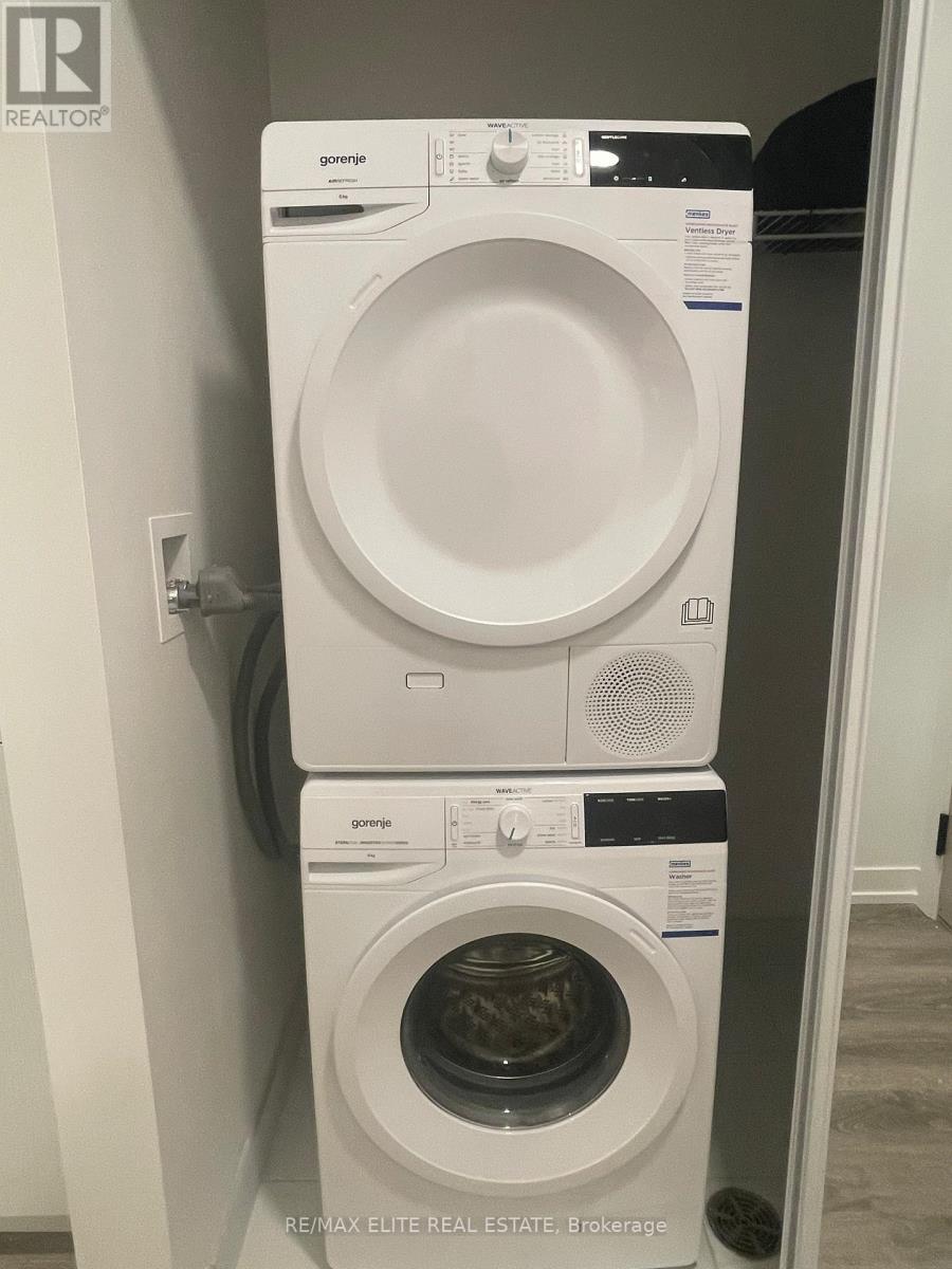 5810 - 8 Interchange Way, Vaughan, ON - Indoor Photo Showing Laundry Room