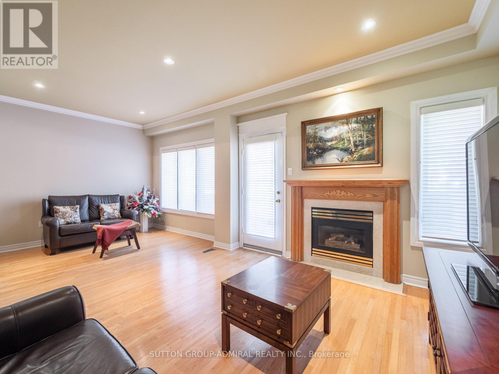 26 - 255 Shaftsbury Avenue, Richmond Hill, ON - Indoor Photo Showing Living Room With Fireplace