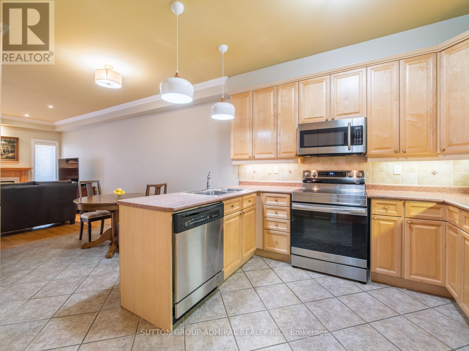 26 - 255 Shaftsbury Avenue, Richmond Hill, ON - Indoor Photo Showing Kitchen With Double Sink