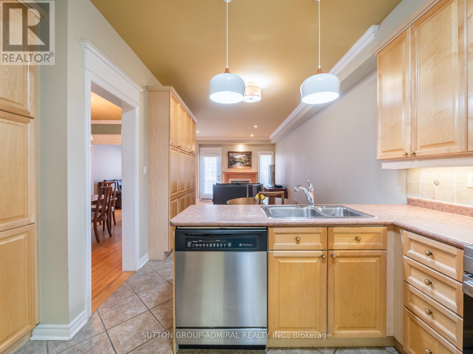 26 - 255 Shaftsbury Avenue, Richmond Hill, ON - Indoor Photo Showing Kitchen With Double Sink