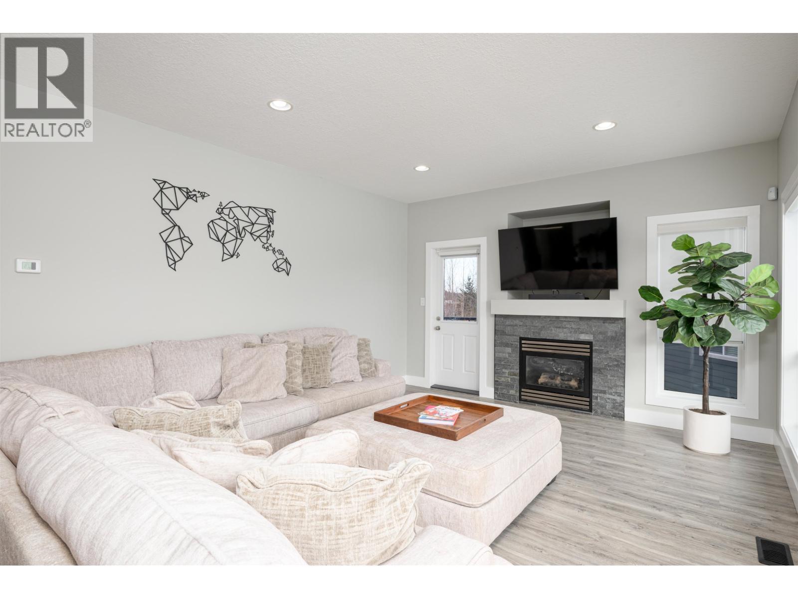 7603 Grayshell Road, Prince George, BC - Indoor Photo Showing Living Room With Fireplace