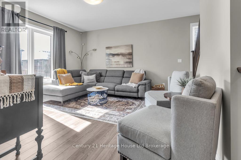 29 Brookside Lane, Tillsonburg, ON - Indoor Photo Showing Living Room