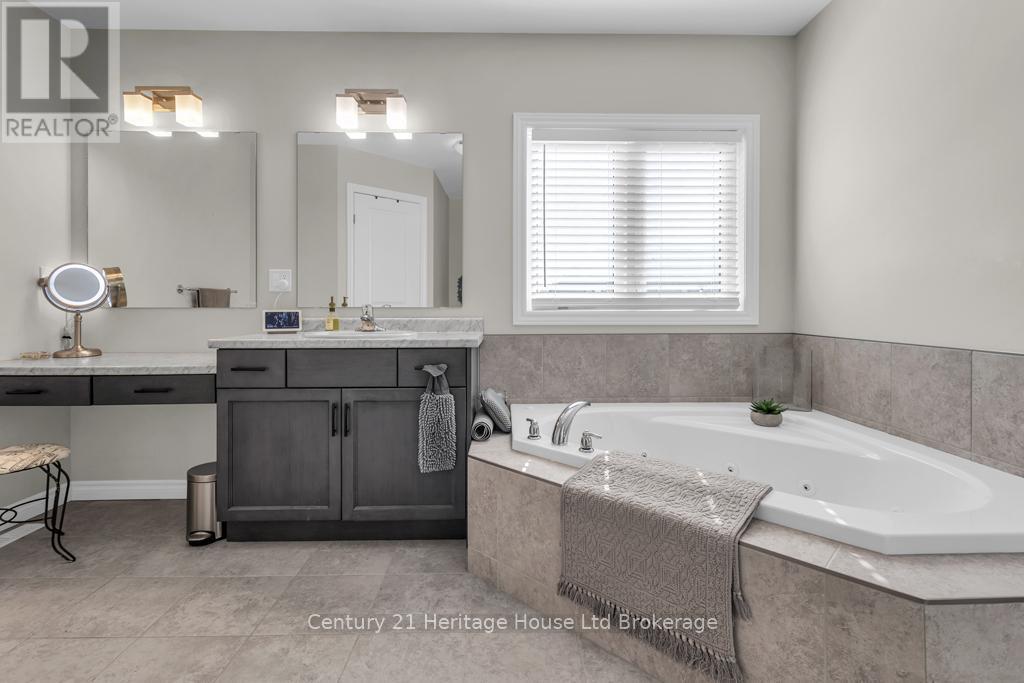 29 Brookside Lane, Tillsonburg, ON - Indoor Photo Showing Bathroom