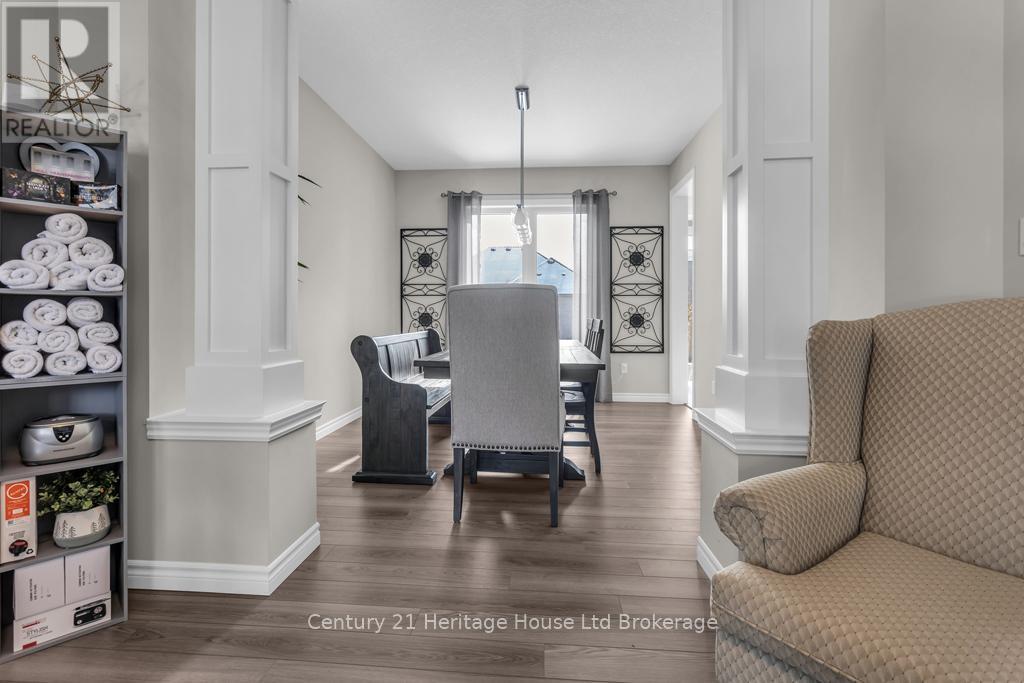 29 Brookside Lane, Tillsonburg, ON - Indoor Photo Showing Living Room