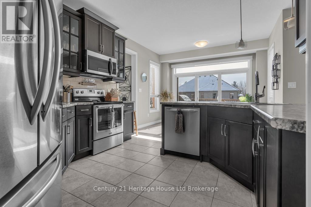 29 Brookside Lane, Tillsonburg, ON - Indoor Photo Showing Kitchen