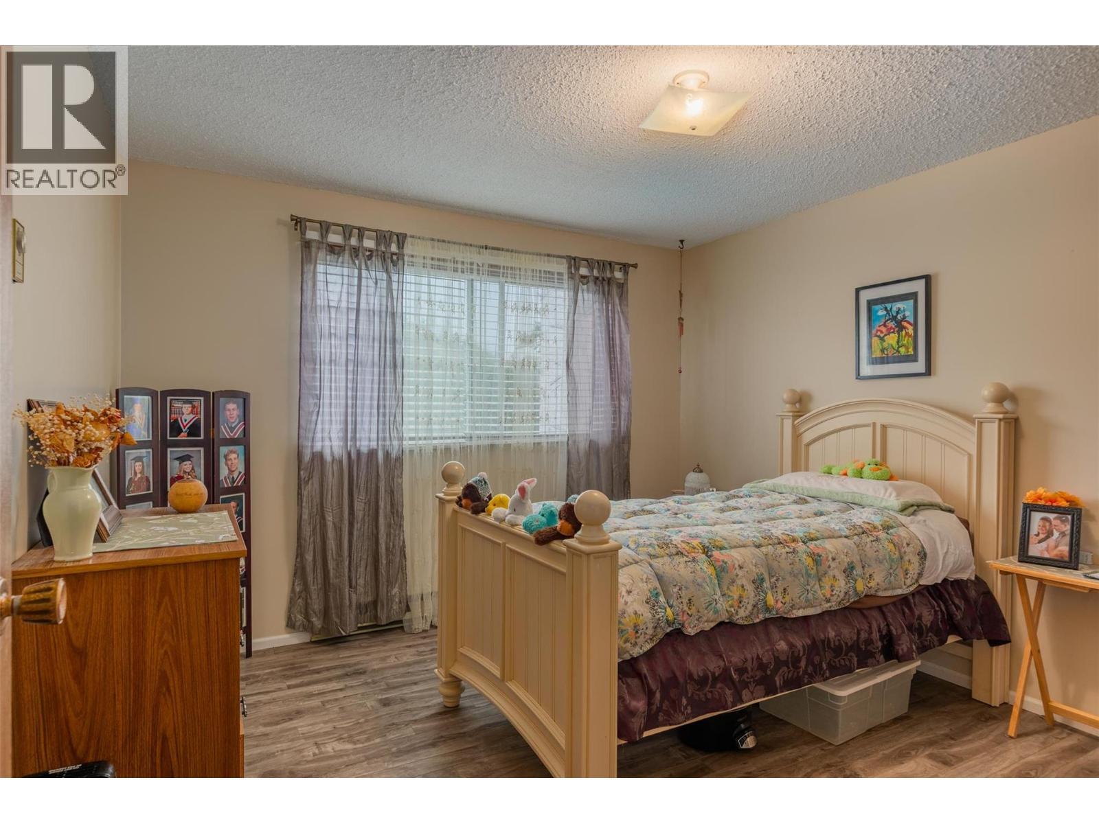 108 Colley Street, Warfield, BC - Indoor Photo Showing Bedroom