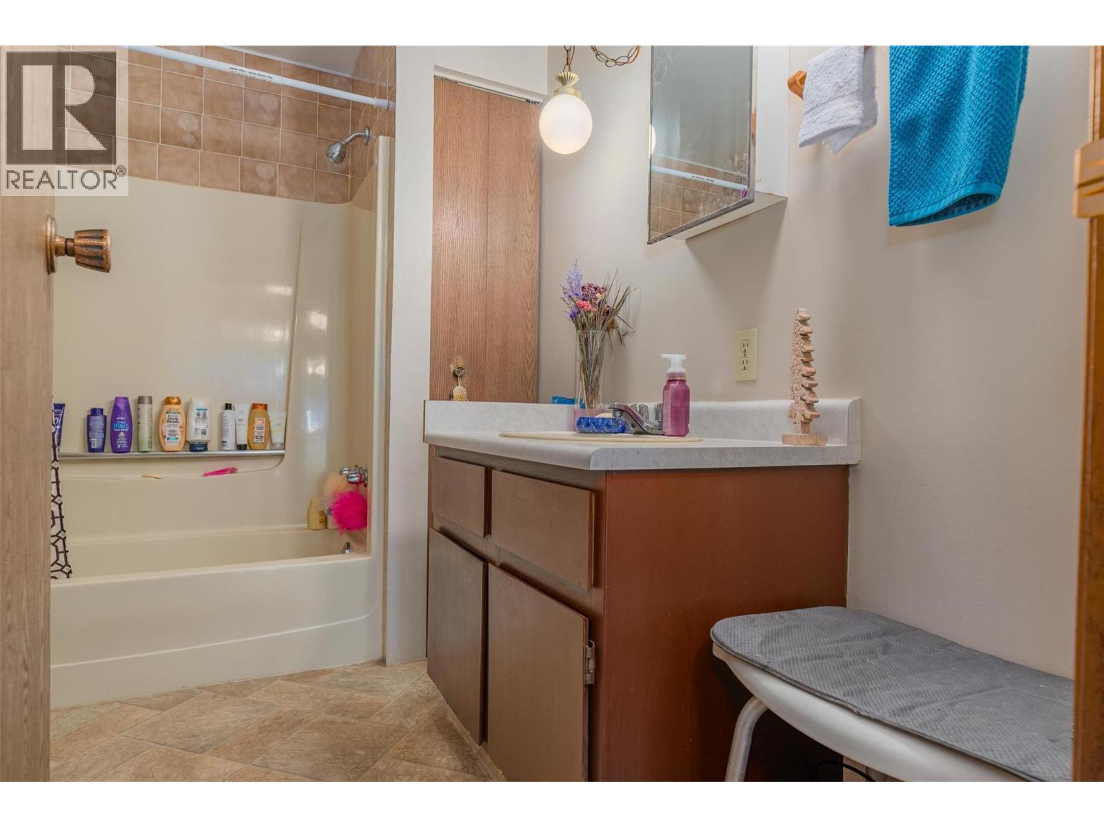 108 Colley Street, Warfield, BC - Indoor Photo Showing Bathroom