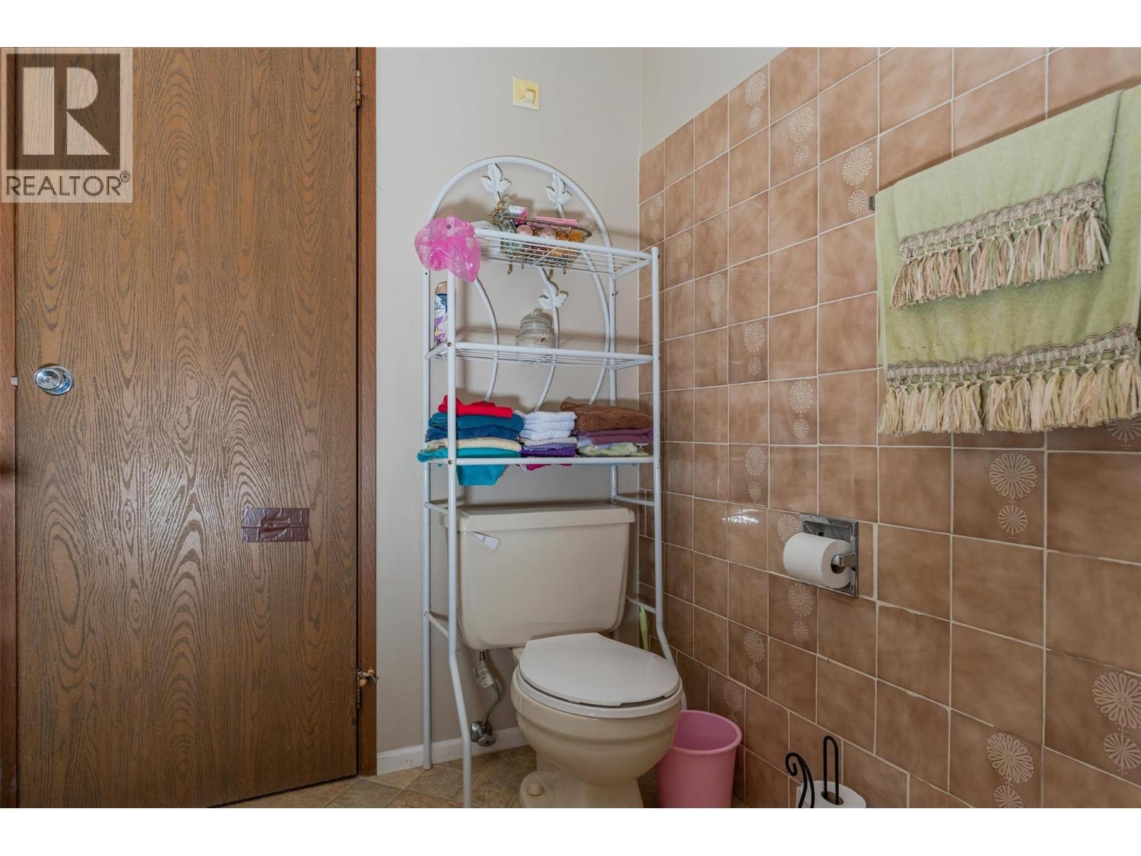 108 Colley Street, Warfield, BC - Indoor Photo Showing Bathroom