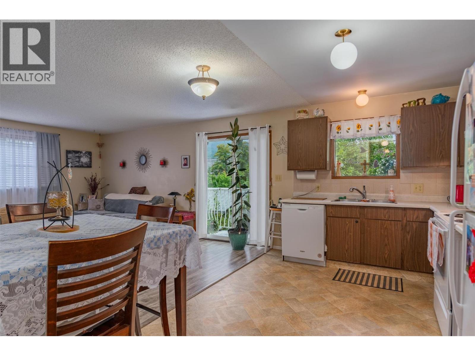 108 Colley Street, Warfield, BC - Indoor