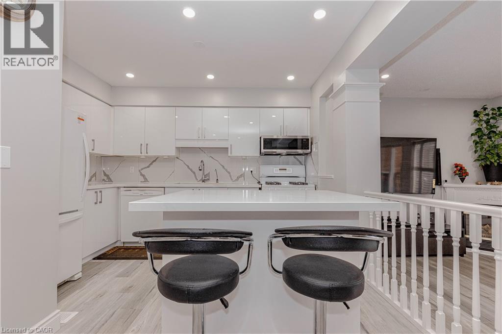 128 Karalee Crescent, Cambridge, ON - Indoor Photo Showing Kitchen