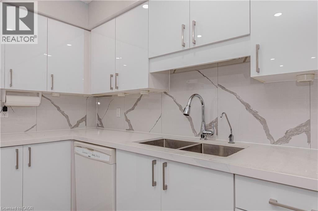 128 Karalee Crescent, Cambridge, ON - Indoor Photo Showing Kitchen With Double Sink