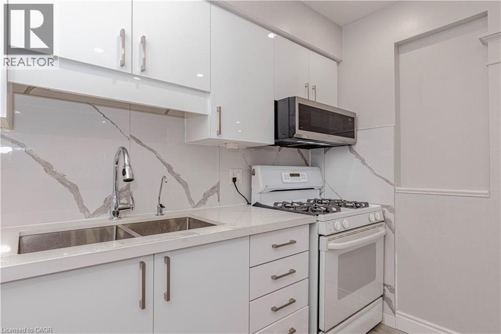 128 Karalee Crescent, Cambridge, ON - Indoor Photo Showing Kitchen With Double Sink
