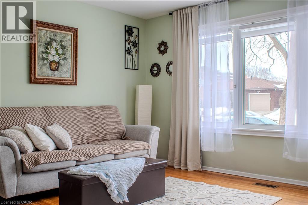 Living area with wood finished floors - 48 Riverdale Drive Unit# 2, Hamilton, ON - Indoor Photo Showing Living Room