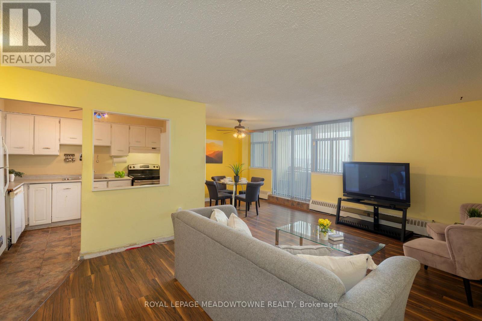 #806 - 2301 Derry Road W, Mississauga, ON - Indoor Photo Showing Living Room