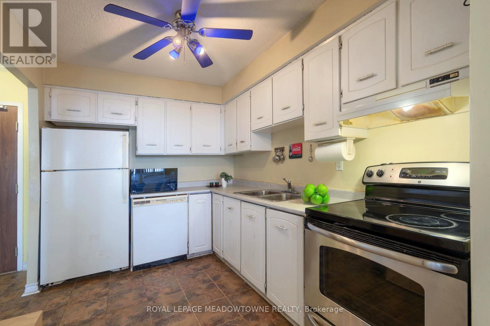 #806 - 2301 Derry Road W, Mississauga, ON - Indoor Photo Showing Kitchen With Double Sink