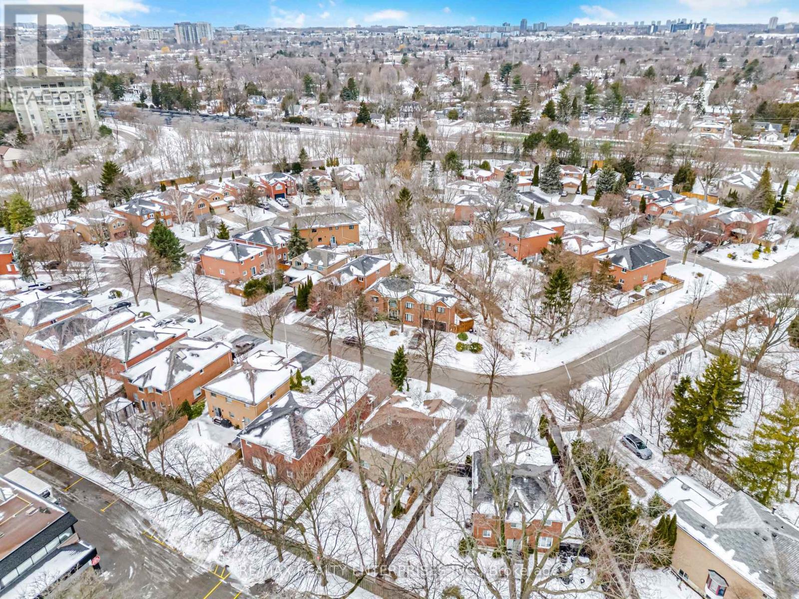 Home is on a quiet court in Clarkson - 1104 Feeley Court, Mississauga, ON - Outdoor With View