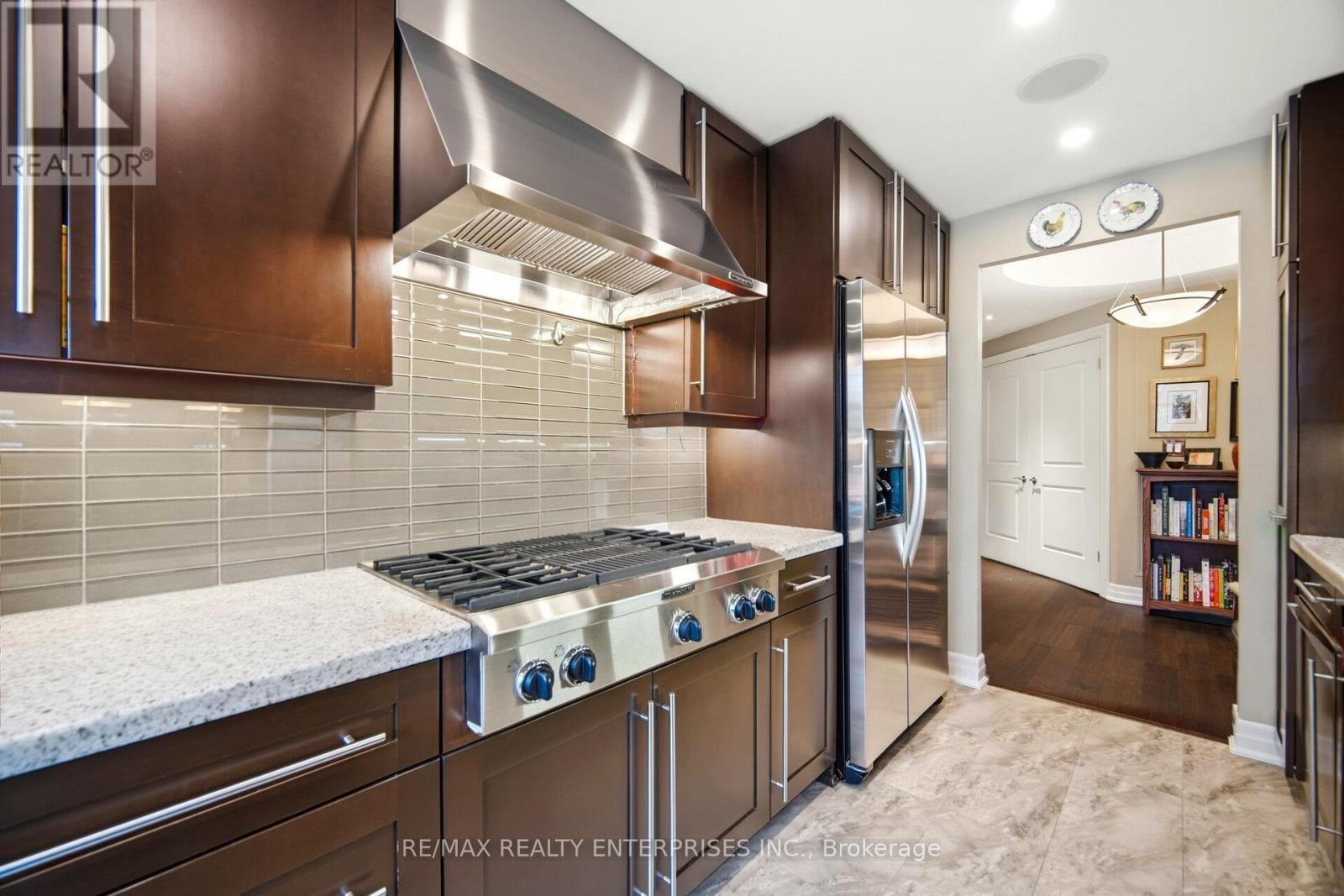 513 - 2855 Bloor Street W, Toronto, ON - Indoor Photo Showing Kitchen With Upgraded Kitchen