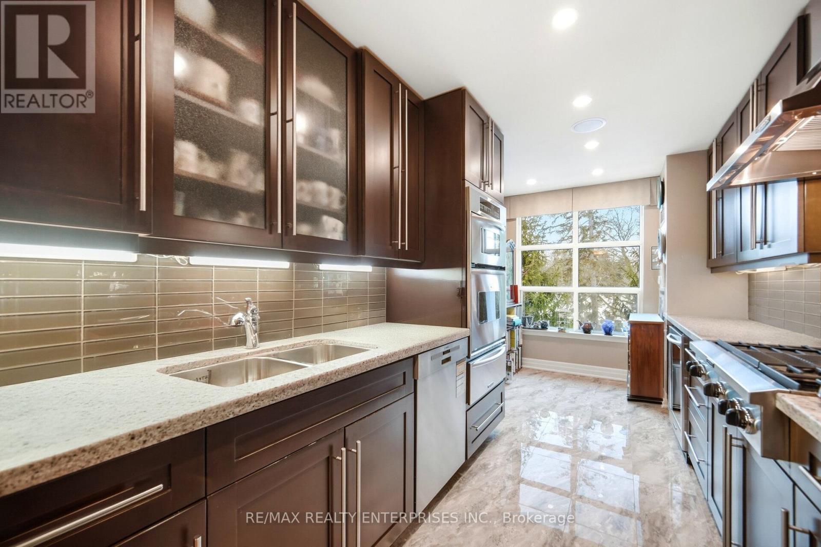 513 - 2855 Bloor Street W, Toronto, ON - Indoor Photo Showing Kitchen With Double Sink With Upgraded Kitchen
