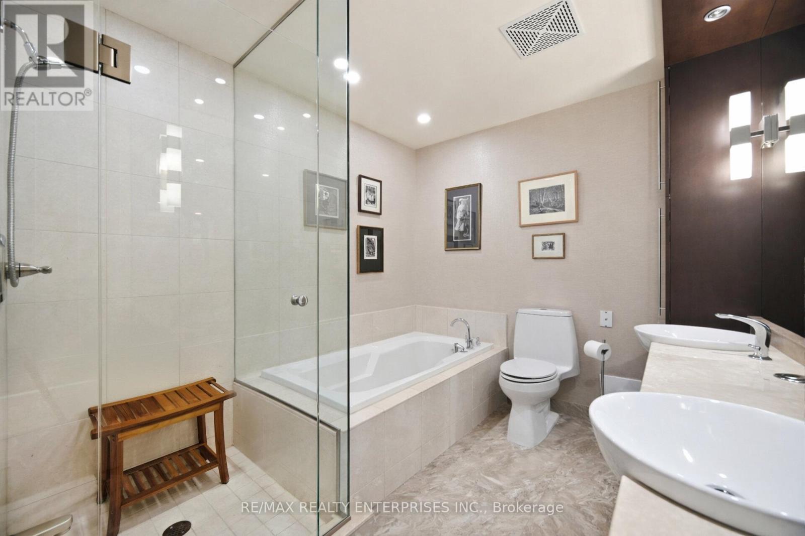 5-piece Ensuite with soaker tub - 513 - 2855 Bloor Street W, Toronto, ON - Indoor Photo Showing Bathroom