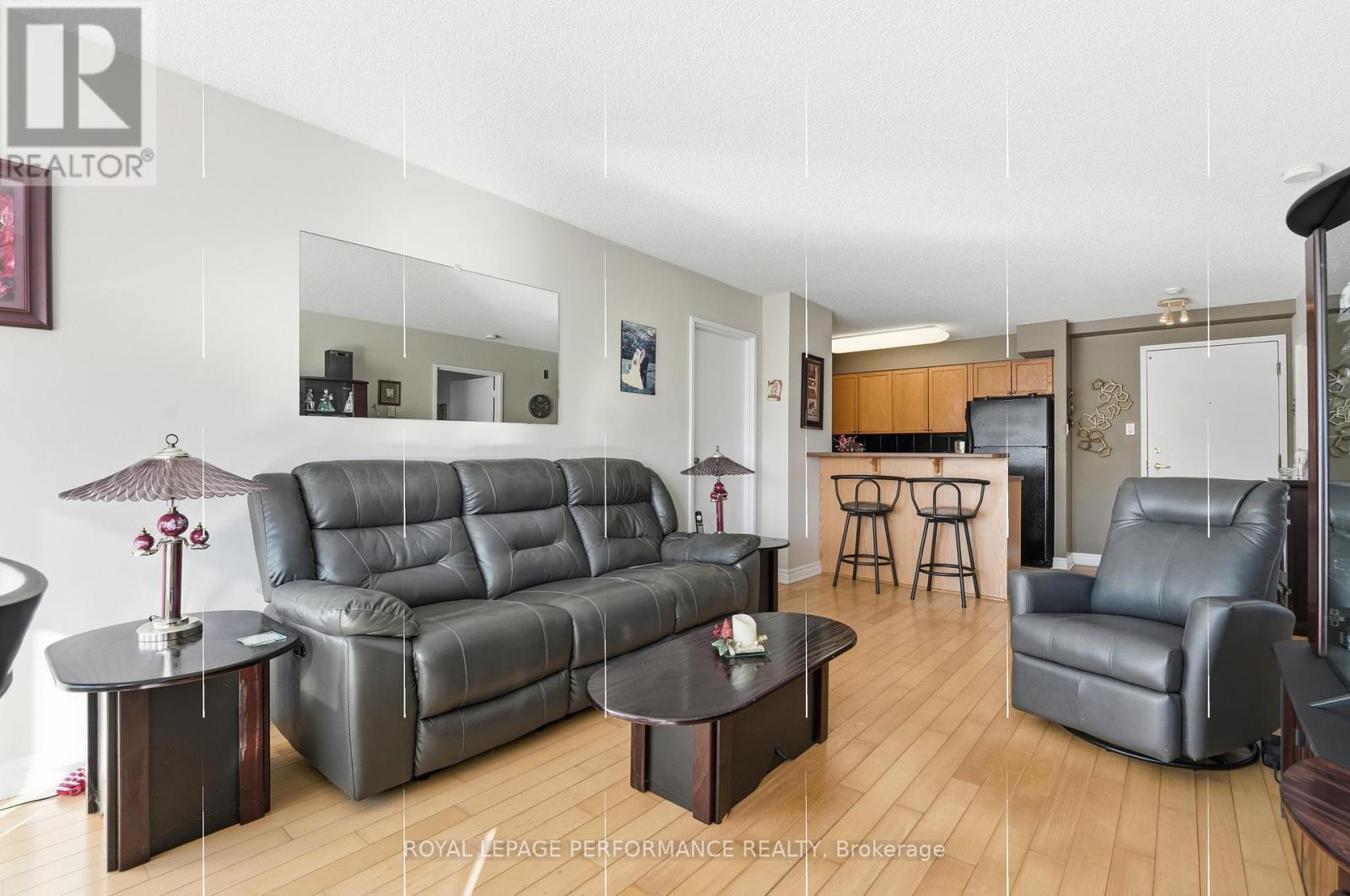 Extra wide living space - 412 - 225 Alvin Road N, Ottawa, ON - Indoor Photo Showing Living Room