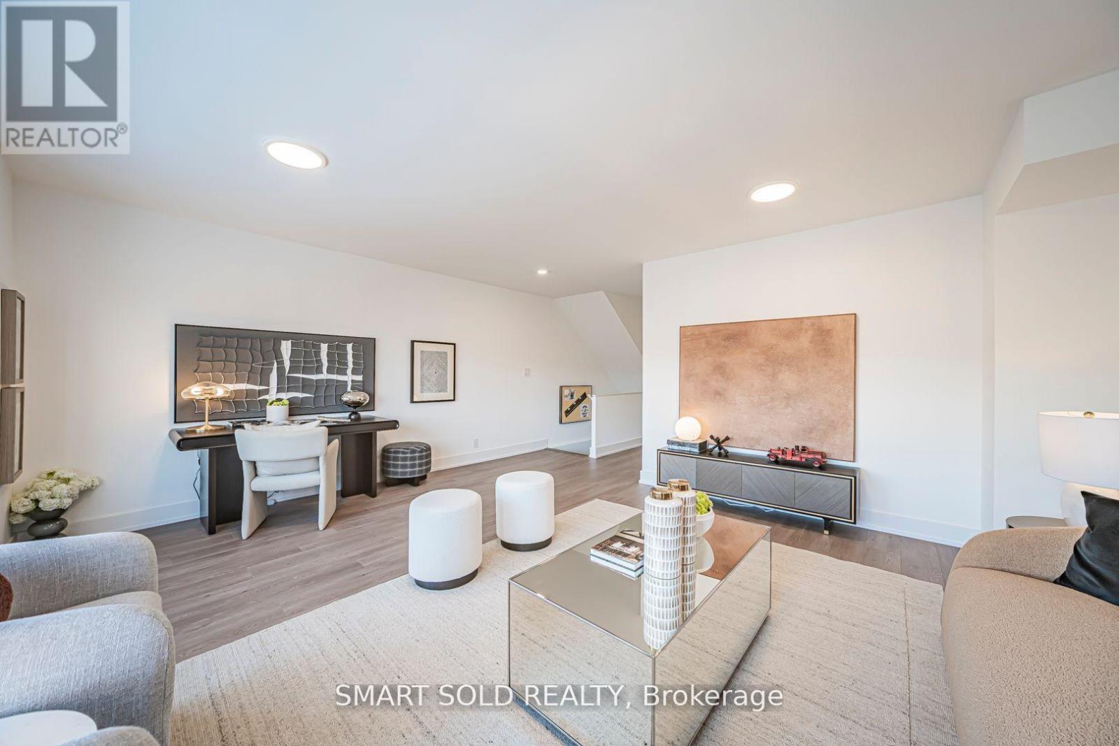 22 Chestnut Court, Aurora, ON - Indoor Photo Showing Living Room