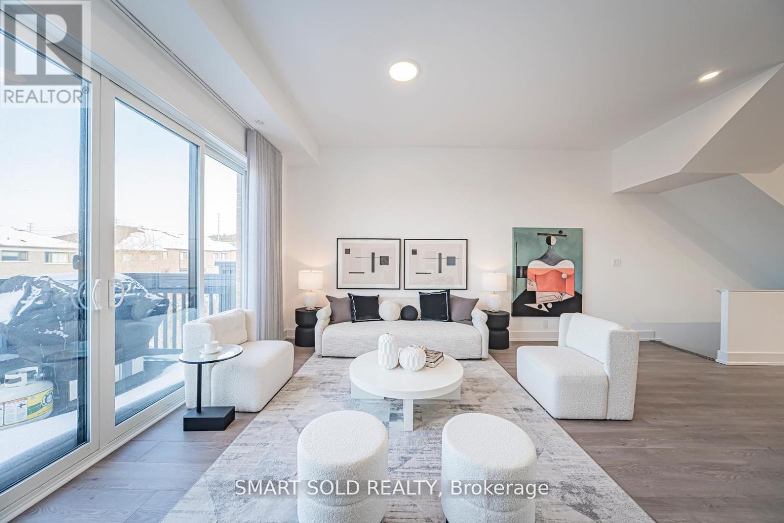 22 Chestnut Court, Aurora, ON - Indoor Photo Showing Living Room