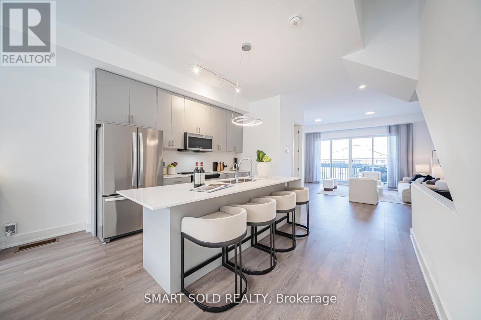 22 Chestnut Court, Aurora, ON - Indoor Photo Showing Kitchen With Upgraded Kitchen