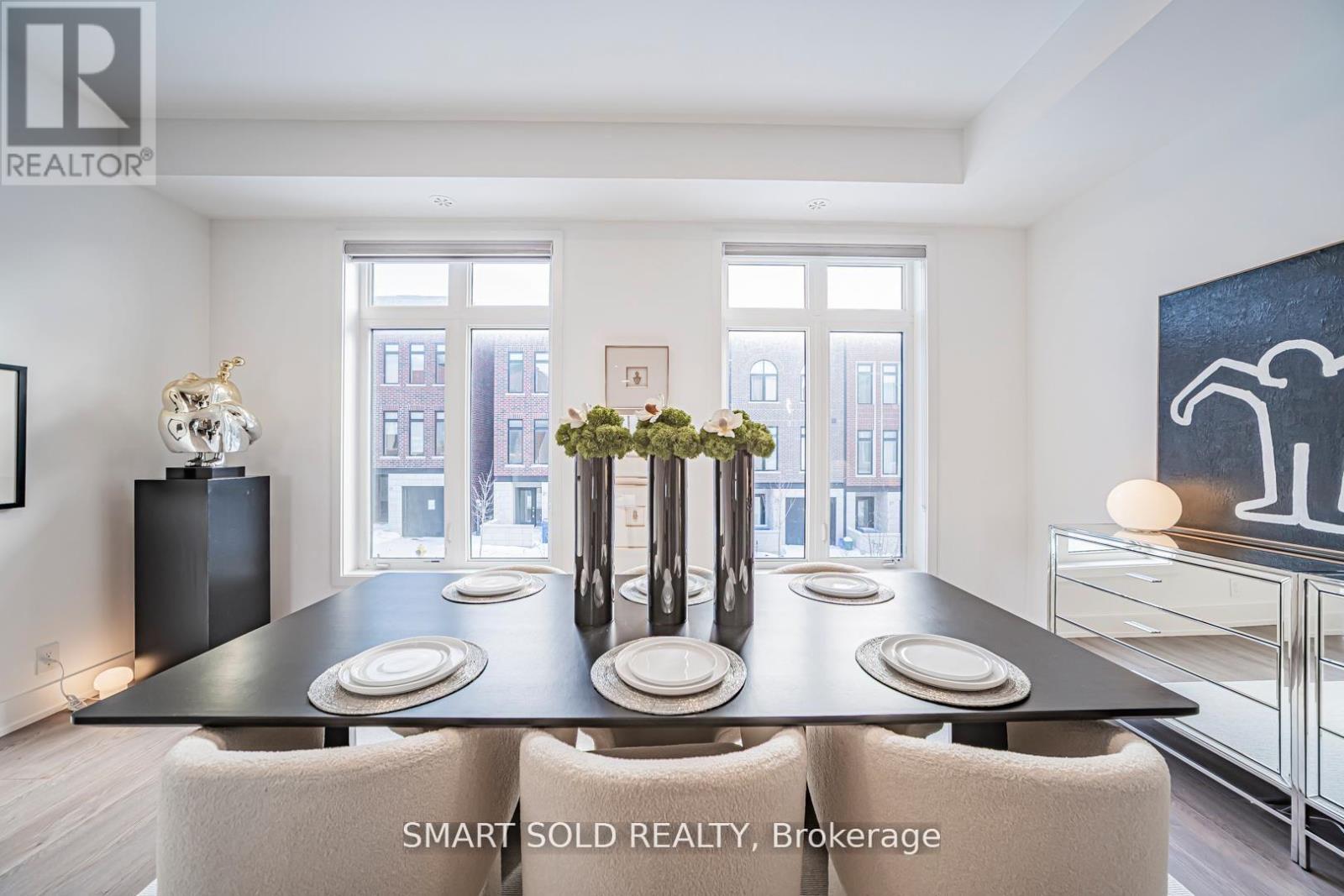 22 Chestnut Court, Aurora, ON - Indoor Photo Showing Dining Room