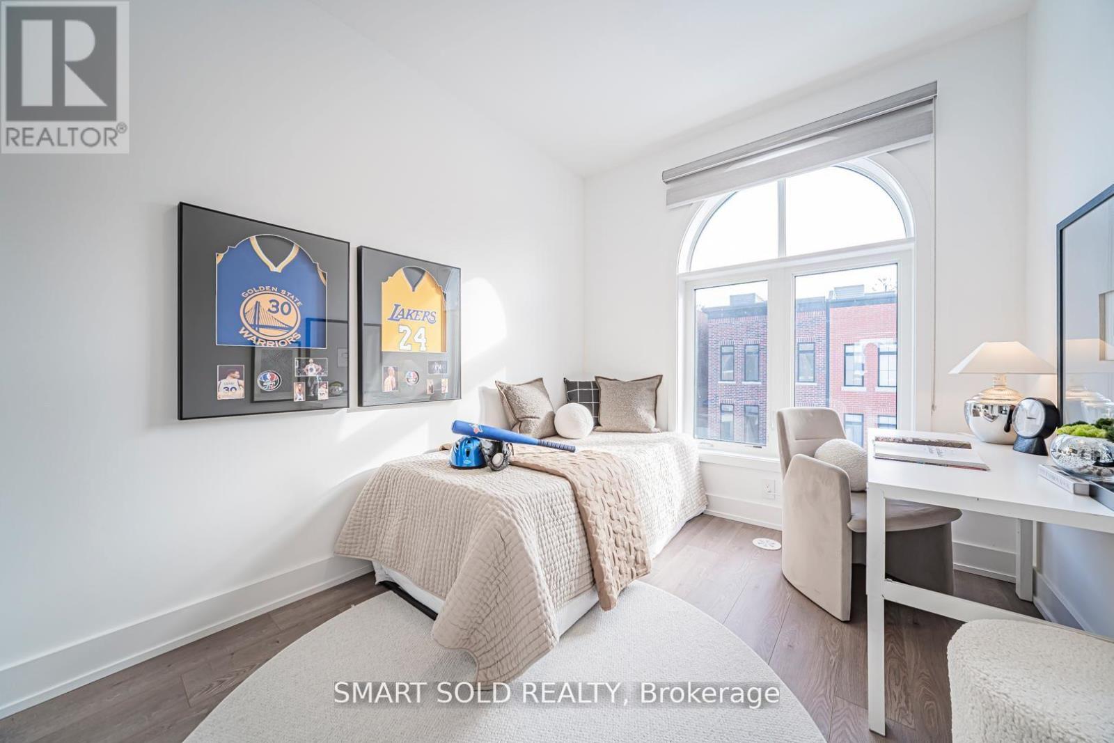 22 Chestnut Court, Aurora, ON - Indoor Photo Showing Bedroom