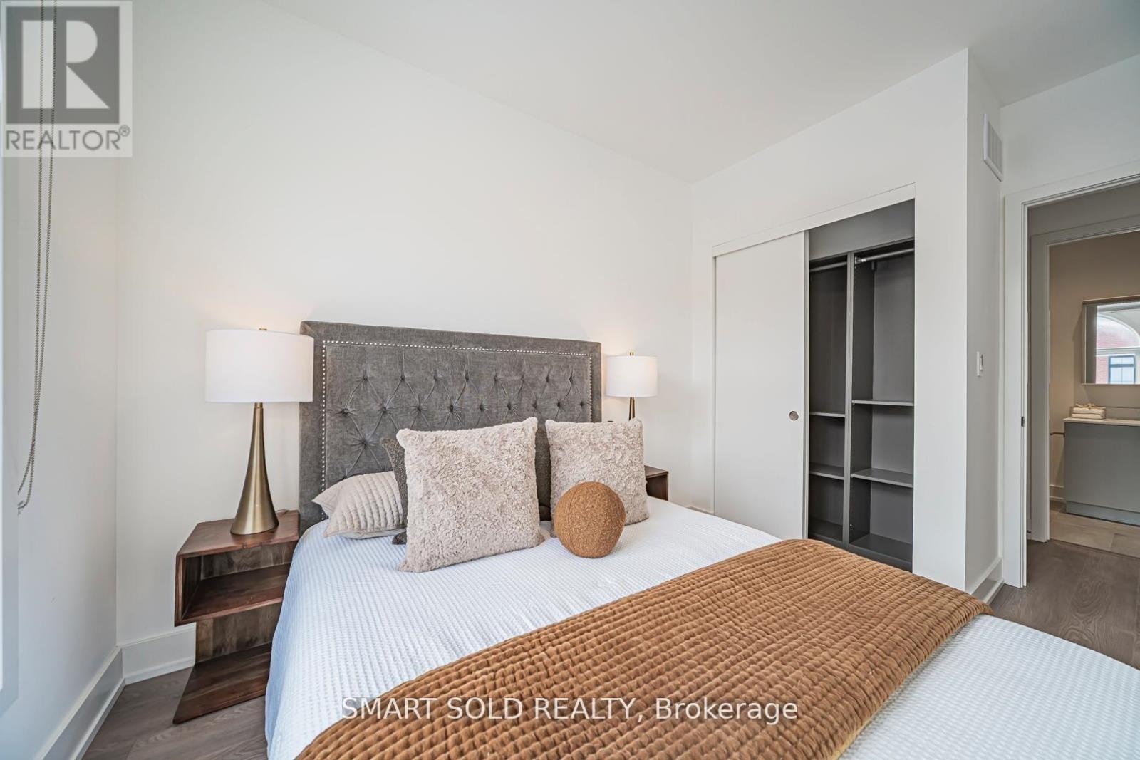 22 Chestnut Court, Aurora, ON - Indoor Photo Showing Bedroom