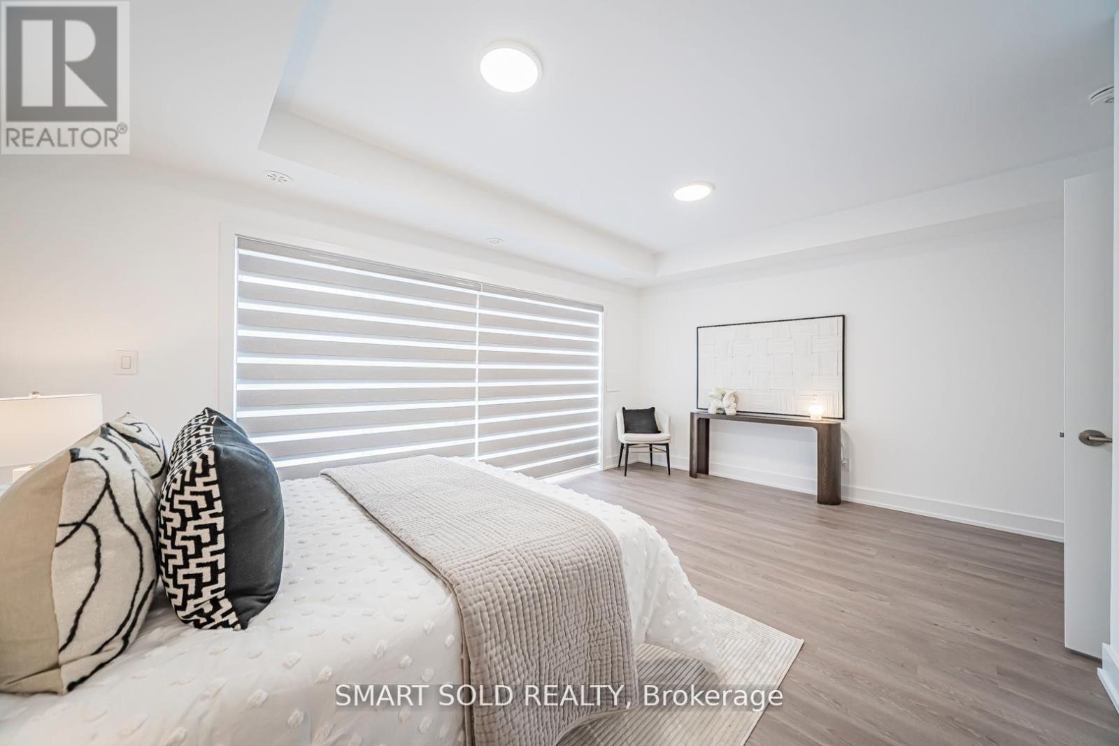 22 Chestnut Court, Aurora, ON - Indoor Photo Showing Bedroom