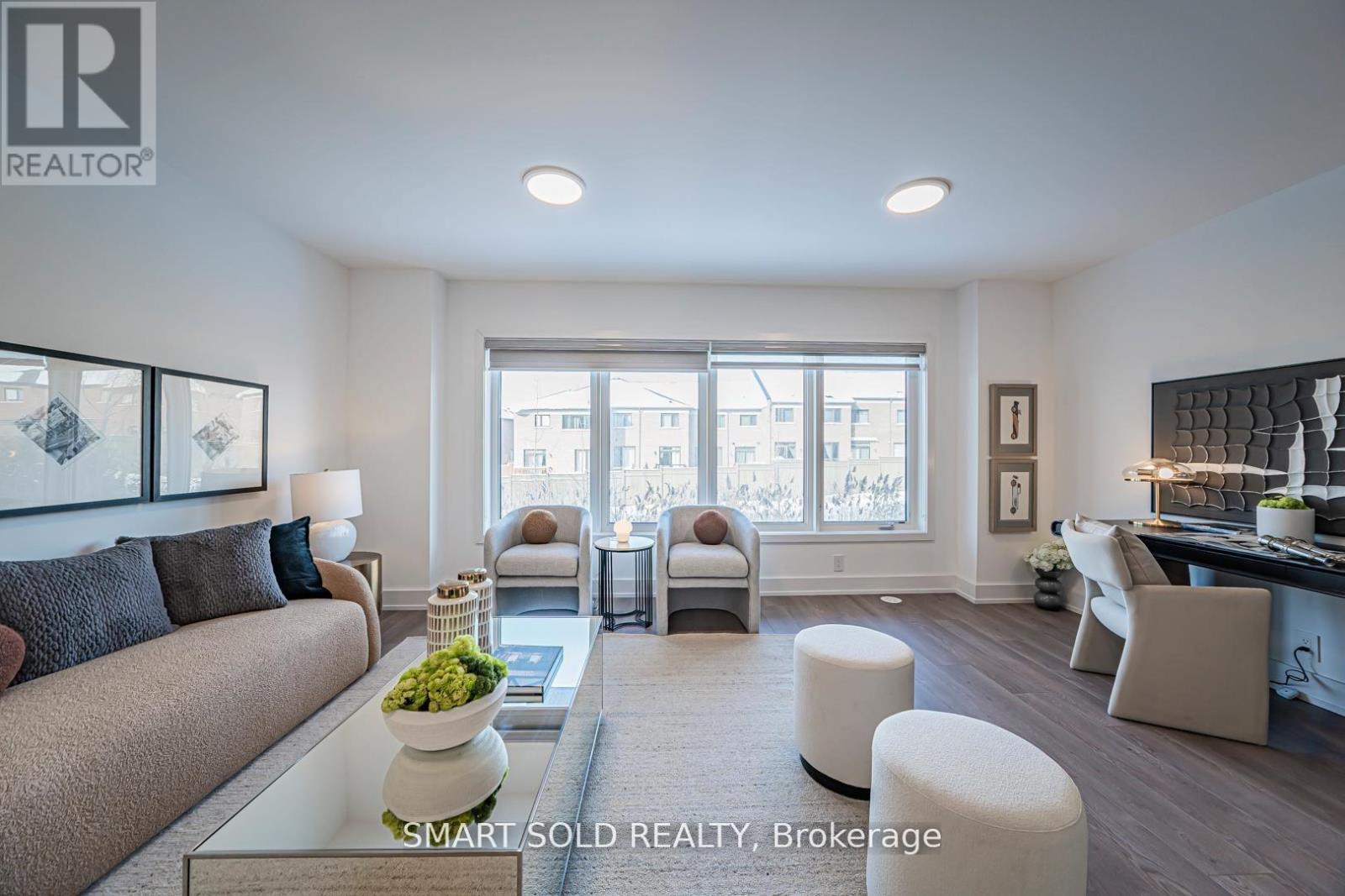 22 Chestnut Court, Aurora, ON - Indoor Photo Showing Living Room