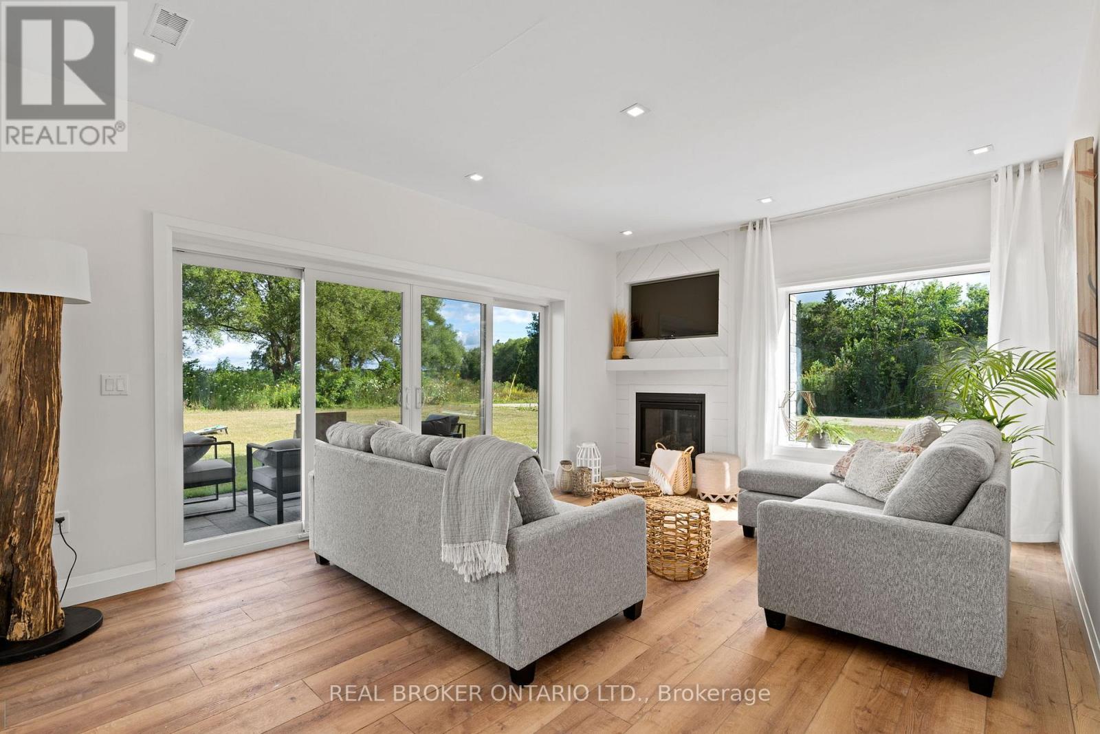 8, 20, 30, 31, 34 Hemlock Avenue, Tay, ON - Indoor Photo Showing Living Room With Fireplace
