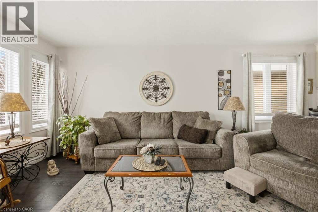 15 Irving Drive, Norwich, ON - Indoor Photo Showing Living Room