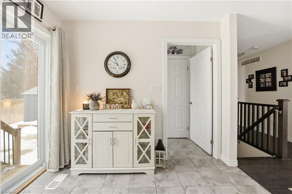 15 Irving Drive, Norwich, ON - Indoor Photo Showing Other Room