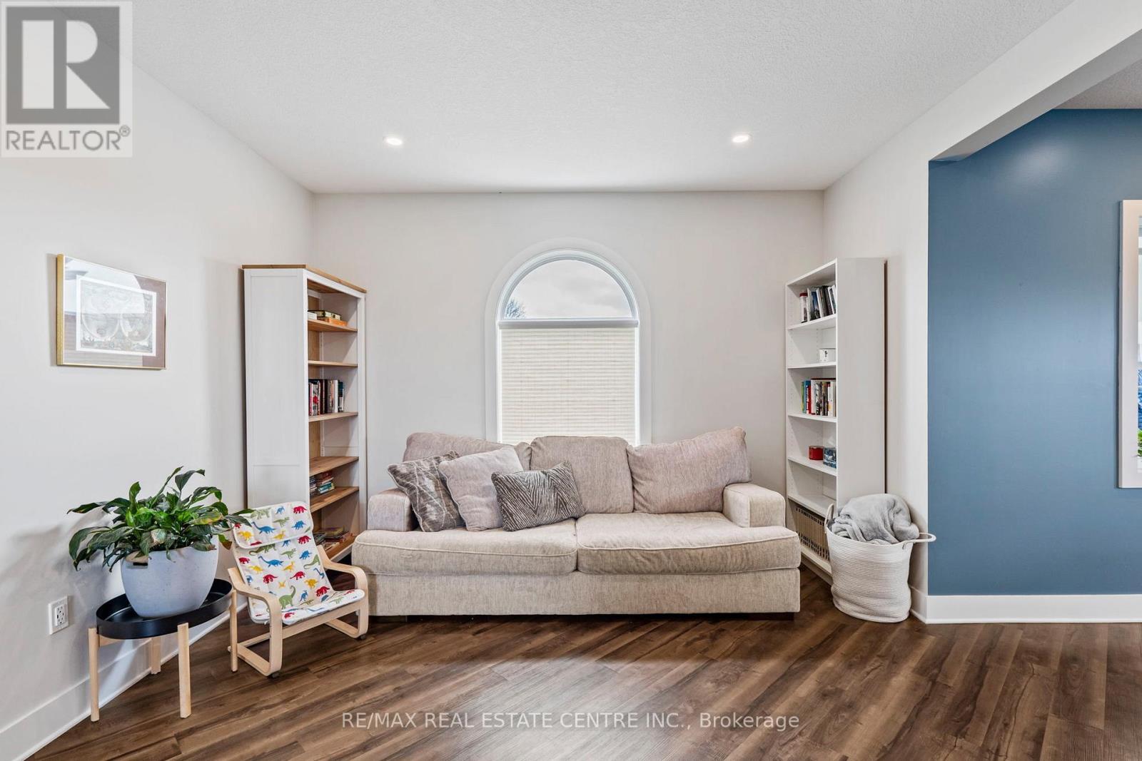 21575 Heritage Road, Thames Centre, ON - Indoor Photo Showing Living Room