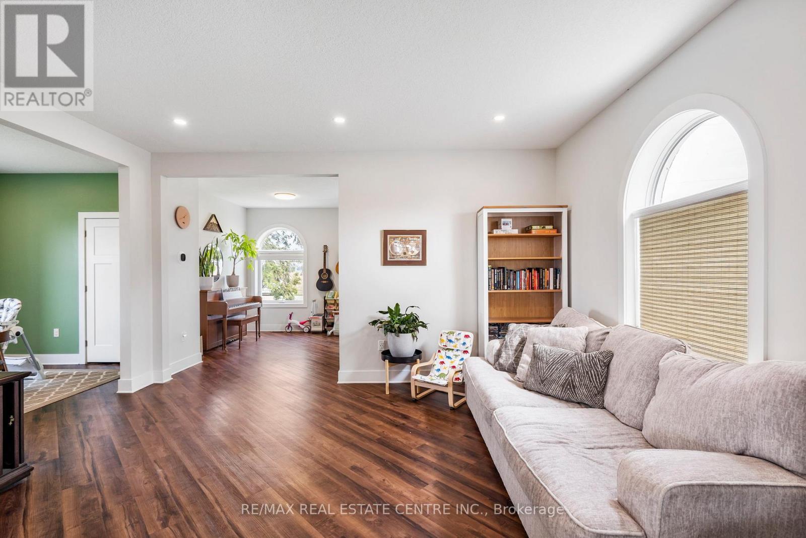 21575 Heritage Road, Thames Centre, ON - Indoor Photo Showing Living Room