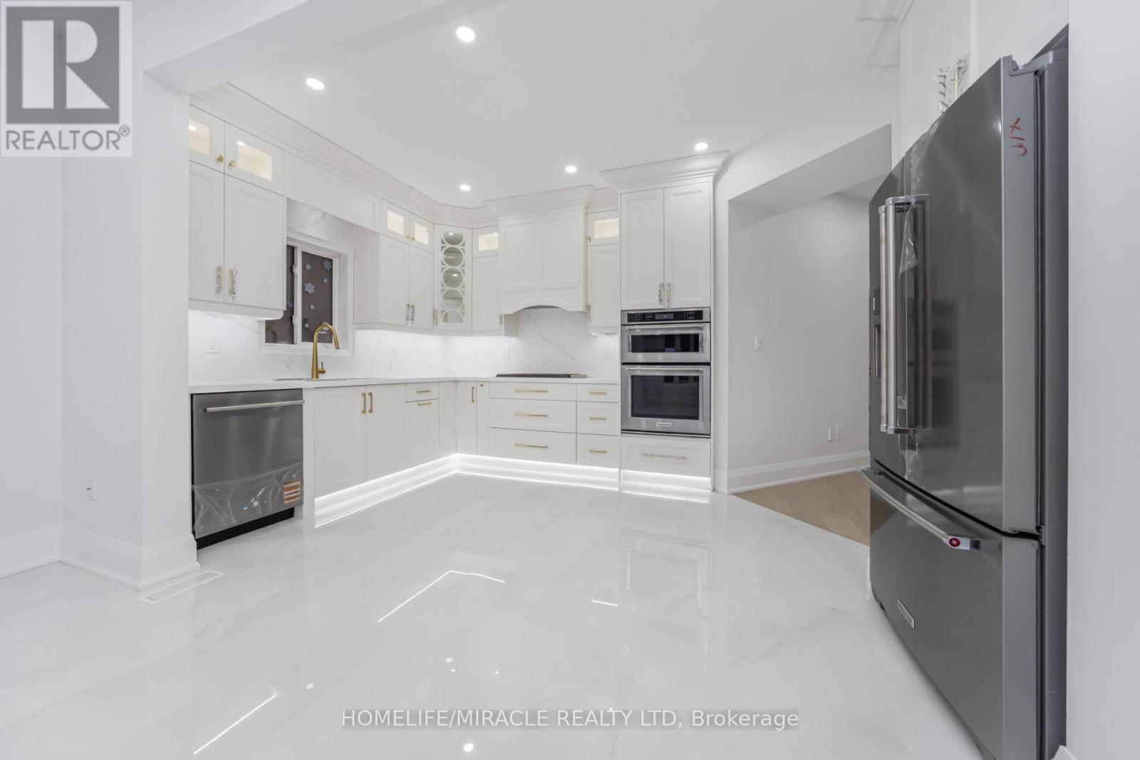 18 Dawes Road, Brampton, ON - Indoor Photo Showing Kitchen
