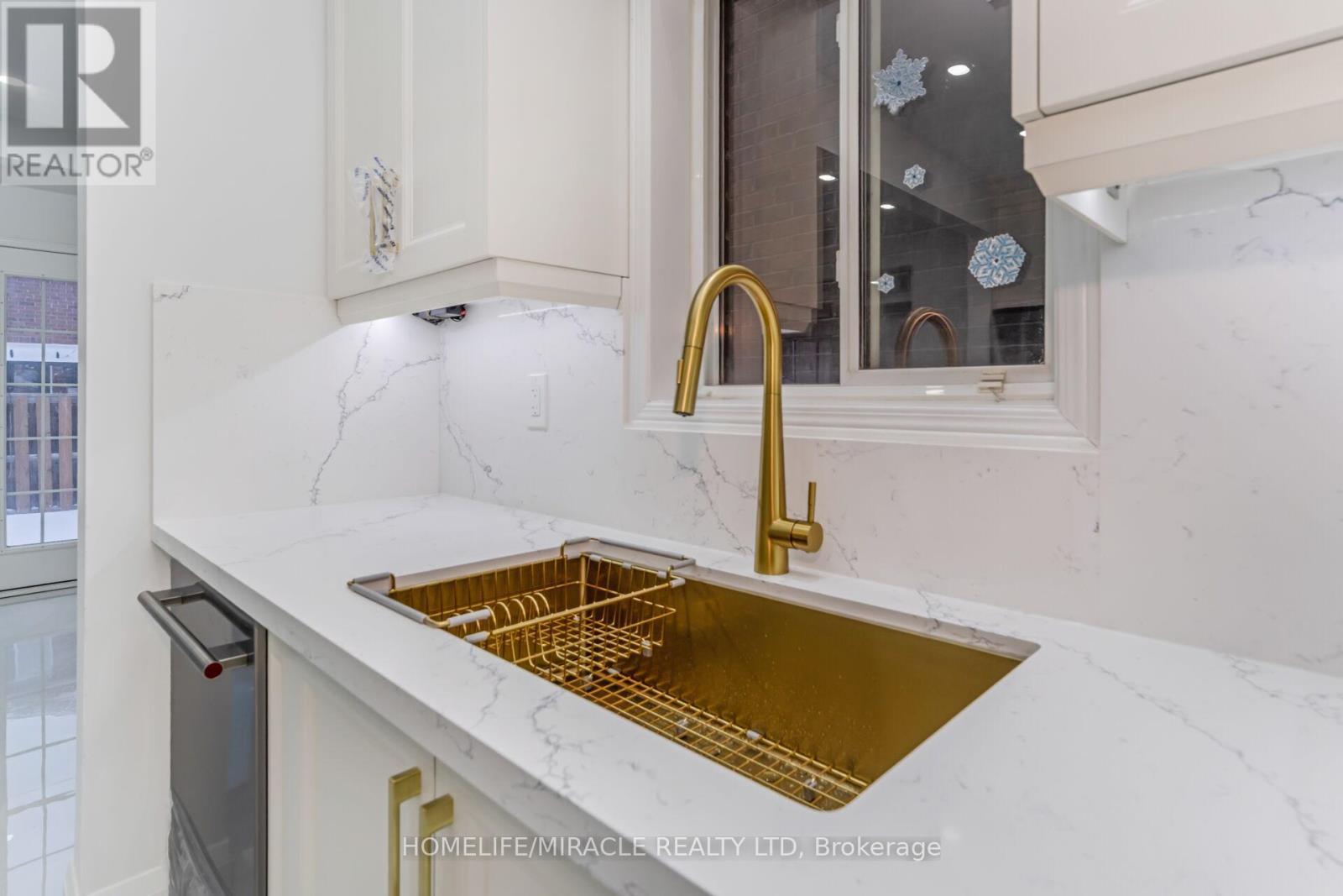 18 Dawes Road, Brampton, ON - Indoor Photo Showing Kitchen